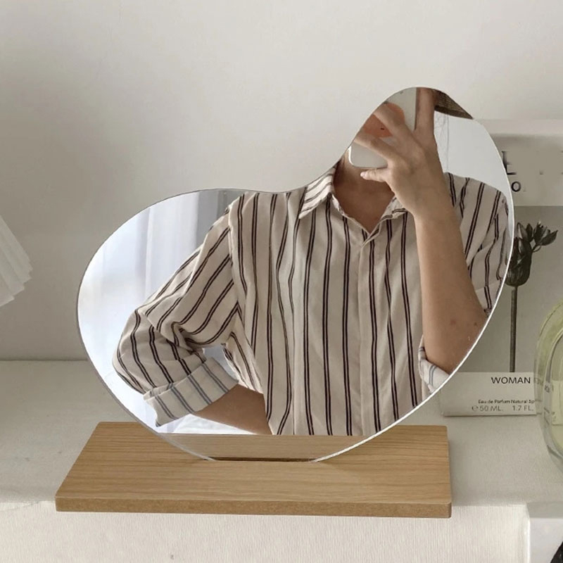 Irregular bean-shaped mirror side view